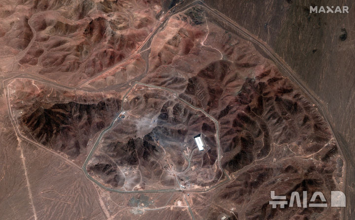 [포르도=AP/뉴시스] 막사르 테크놀로지스가 지난달 29일(현지 시간) 촬영한 이란 포르도 핵 시설 모습. 미국과 프랑스, 독일, 영국은 이란과 핵 합의 시한을 8월 말로 정하고 이를 넘기면 제재를 재부과하기로 합의한 것으로 알려졌다. 2025.07.16.