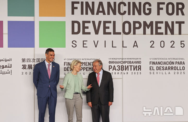 [AP/뉴시스] 주최국 스페인의 페드로 산체스 총리 및 우르줄라 폰데어라이엔 유럽연합 집행위원장과 안토니우 구테흐스 유엔 사무총장