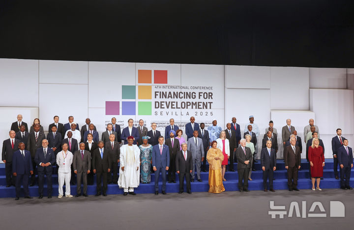 [AP/뉴시스] 30일 스페인 세비야에서 유엔 회원국의 '개발 재원조달' 국제회의가 나흘 일정으로 시작되었다. 참가 정상들이 단체 촬영을 하고 있다