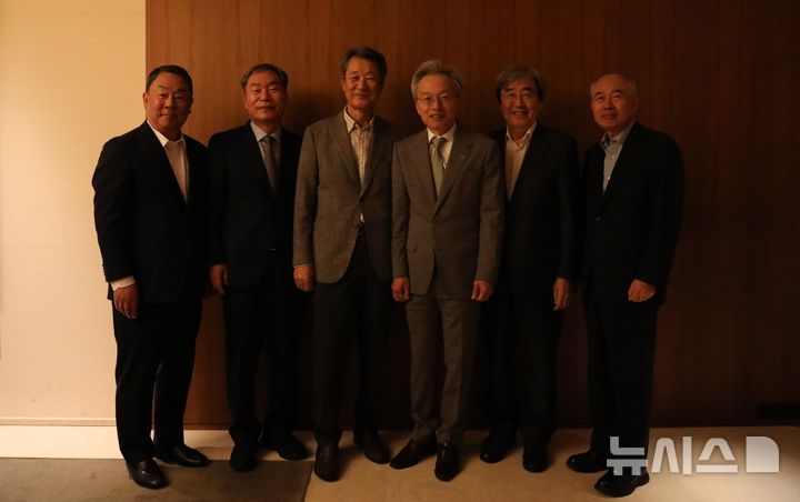 [서울=뉴시스] 왼쪽부터 조문수 한국카본 회장, 박일동 디섹 회장, 이세용 이랜텍 회장(위원장), 최진식 한국중견기업연합회 회장, 박진선 샘표식품 사장, 황철주 주성엔지니어링 회장. (사진= 한국중견기업연합회 제공)