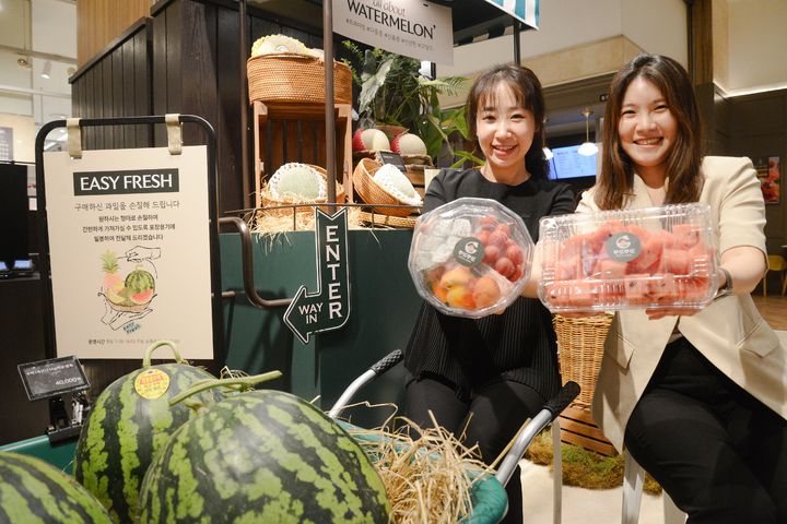 [부산=뉴시스] 롯데백화점 광복점 식품관에서 모델들이 현장에서 즉시 컷팅한 다양한 과일을 선보이고 있다. (사진=롯데백화점 제공) 2025.06.30. photo@newsis.com&nbsp;&nbsp; *재판매 및 DB 금지