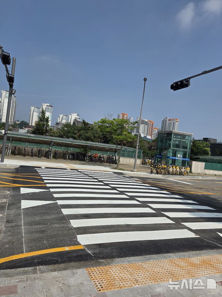 [용인=뉴시스]구성역 4번출구 앞에 설치된 횡단보도(사진=용인시 제공) 2025.06.30.photo@newsis.com