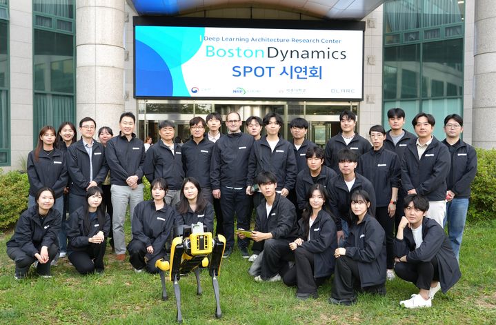 세종대 건축공학과 딥러닝건축연구소의 4족 보행 로봇 'SPOT' 시연회‘ 관계자들이 기념촬영을 하고 있다. (사진=세종대 제공) *재판매 및 DB 금지