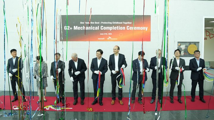 [서울=뉴시스] 안재용 SK바이오사이언스 사장(왼쪽 다섯번째)과 토마스 트리옹프 사노피 백신 사업 부문 수석 부사장(여섯번째)을 비롯한 양사 주요 임원진이 준공 기념 테잎 커팅식을 진행하고 있다. (사진=SK바이오사이언스 제공) 2025.06.30. photo@newsis.com *재판매 및 DB 금지