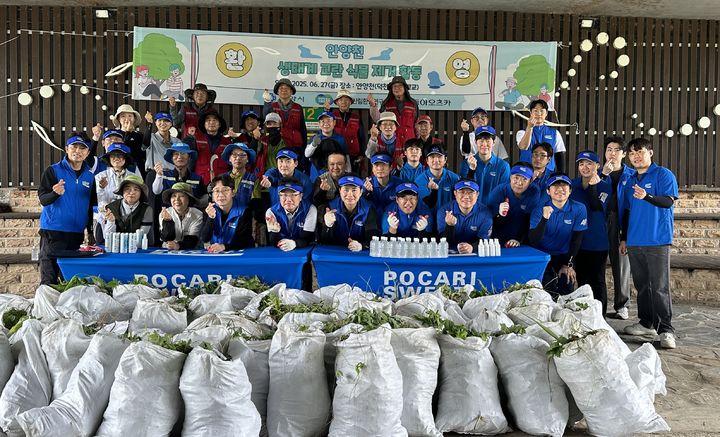 [서울=뉴시스] 동아오츠카가 안양시와 함께 안양천 생태계 교란 식물 제거 활동을 진행했다. (사진=동아오츠카) 2025.06.30. photo@newsis.com *재판매 및 DB 금지