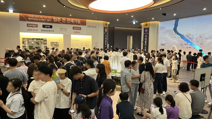 [서울=뉴시스] KCC건설이 경기도 김포시 고촌읍 한강시네폴리스 산업단지 내에 공급하는 '오퍼스 한강 스위첸'이 본격 분양에 나선 가운데 지난 주말 견본주택에 1만2000여 명이 몰렸다. 2025.06.30. (사진=KCC건설 제공) photo@newsis.com  *재판매 및 DB 금지