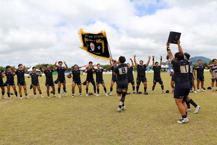 [서울=뉴시스] 럭비 18세 이하부 우승팀인 배재고가 우승기를 휘날리고 있다. (사진=대한럭비협회 제공) *재판매 및 DB 금지