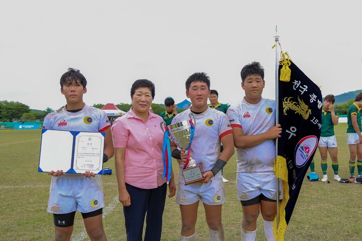 [서울=뉴시스] 럭비 15세 이하부 우승팀인 청주남중이 시상식 사진을 촬영하고 있다. (사진=대한럭비협회 제공) *재판매 및 DB 금지