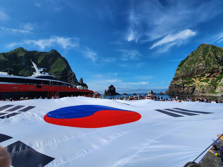 [서울=뉴시스] 독도의 동도 선착장 위를 덮는 초대형 태극기 (사진=서경덕 교수팀 제공) 2025.06.30. photo@newsis.com *재판매 및 DB 금지