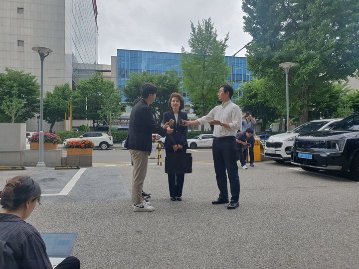 [서울=뉴시스] 구무서 기자 = 이진숙 사회부총리 겸 교육부 장관 후보자가 30일 오전 서울 영등포구 한국교육시설안전원으로 첫 출근을 하면서 기자단과 질의응답을 하는 모습 2025.06.30. nowest@newsis.com *재판매 및 DB 금지