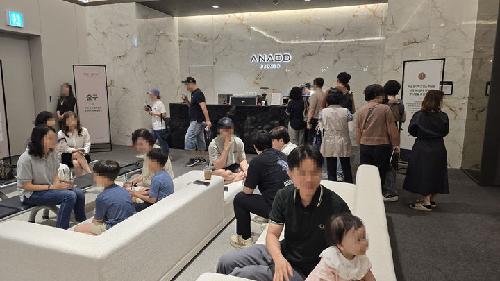 관람객들이 어나드 범어 견본주택을 둘러보고 있다. *재판매 및 DB 금지