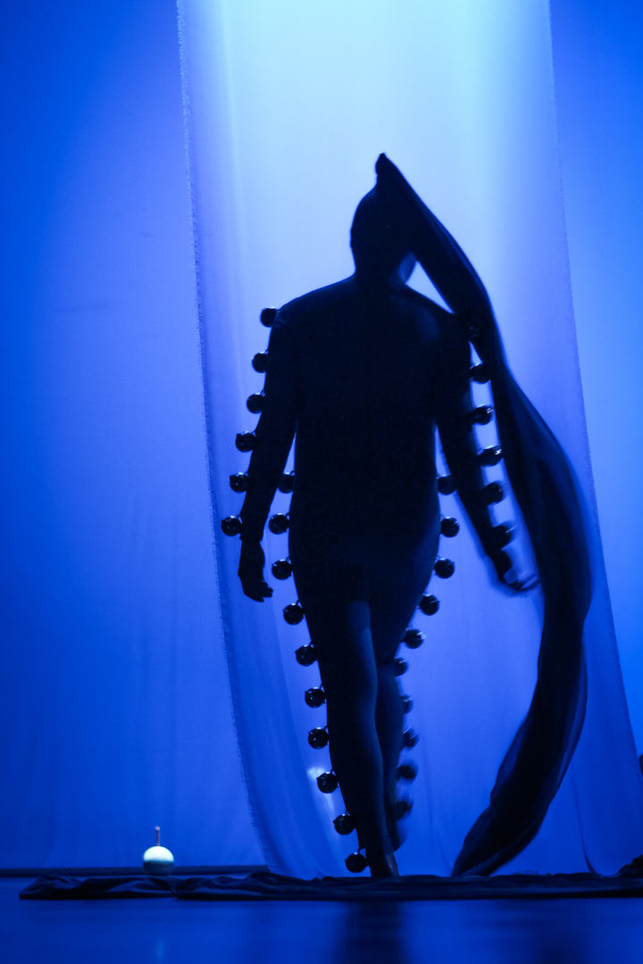 [부산=뉴시스] 세바 칼푸케오의 대표작. '폭포 같은 흐름' 2022, 퍼포먼스. (그림=부산비엔날레조직위원회 제공) 2025.06.30. photo@newsis.com *재판매 및 DB 금지