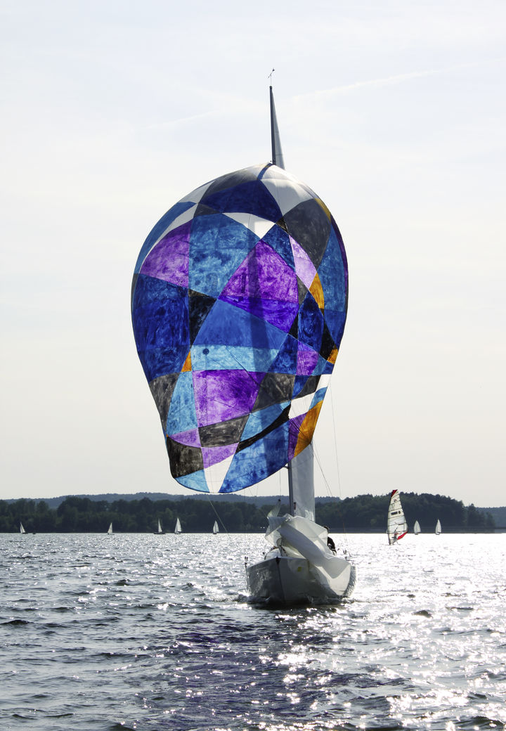 [부산=뉴시스] 라울 발의 대표작품. '구체의 수기신호', 2017, 스피니커, 돛 천에 섬유용 안료. (그림=부산비엔날레조직위원회 제공) 2025.06.30. photo@newsis.com *재판매 및 DB 금지