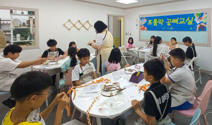 [창녕=뉴시스] 드림스타트 아동통합사례대상자 아동들이 공예공방에서 전사지 유리컵과 부엉이 도어벨을 만들고 있다. (사진= 창녕군 제공) 2025.06.30. photo@newsis.com *재판매 및 DB 금지