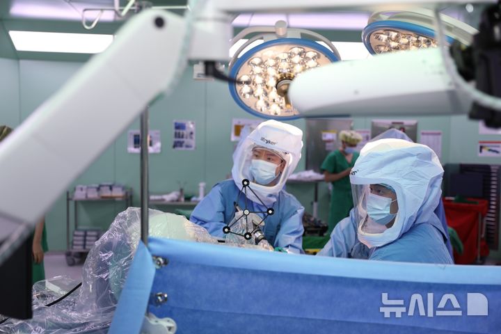 [서울=뉴시스]한림대학교동탄성심병원은 고관절 골절 수술 후 탈구를 예방하며 고관절 외회전근을 보존하는 인공 고관절 반치환술을 시행해 환자들의 빠른 회복을 돕고 있다고 30일 밝혔다. (사진= 한림대동탄성심병원 제공) 2025.06.30. photo@newsis.com.