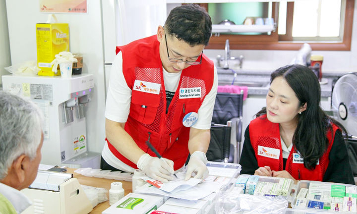 [서울=뉴시스] SK에코플랜트 에피봉사단과 열린의사회가 의료 소외지역 어르신들을 위한 의료봉사를 진행하는 모습. 2025.06.30. (사진=SK에코플랜트 제공) photo@newsis.com&nbsp; *재판매 및 DB 금지