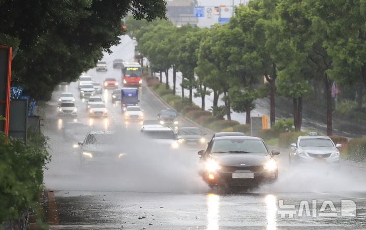 [제주=뉴시스] 우장호 기자 = 제주지역에 정체(장마)전선 영향으로 호우특보가 발효된 2022년 8월 17일 오후 제주시 용담2동 제주공항 주변 도로에서 차량들이 물보라를 일으키며 달리고 있다. 2022.08.17. woo1223@newsis.com