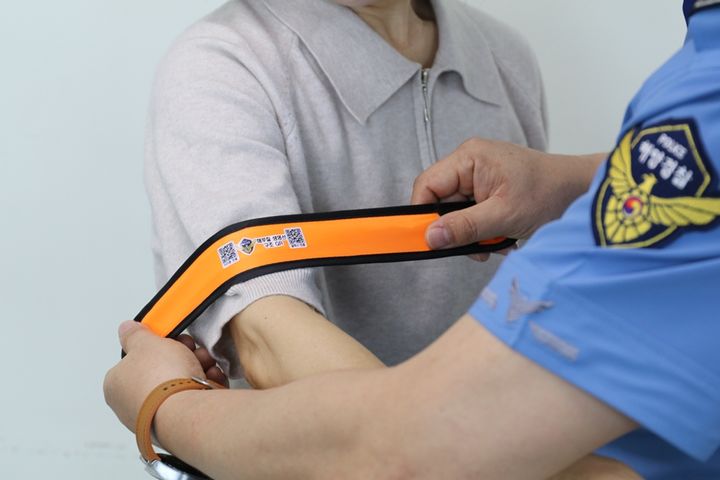 군산해경, 해루질 손목밴드 도입…내달부터 배포