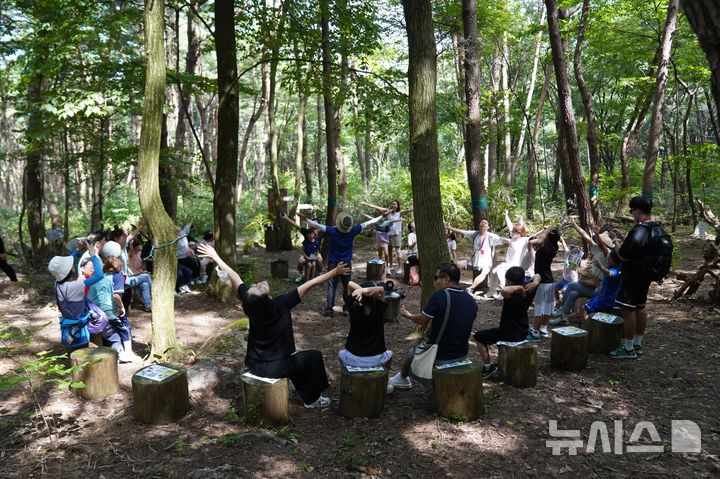 [전주=뉴시스]윤난슬 기자 = 전북특별자치도교육청 학생수련원은 지리산국립공원 뱀사골분소와 함께 '치유숲 산책길' 특별캠프 참여 가족을 신청받는다고 30일 밝혔다. (사진=전북교육청 제공) photo@newsis.com 