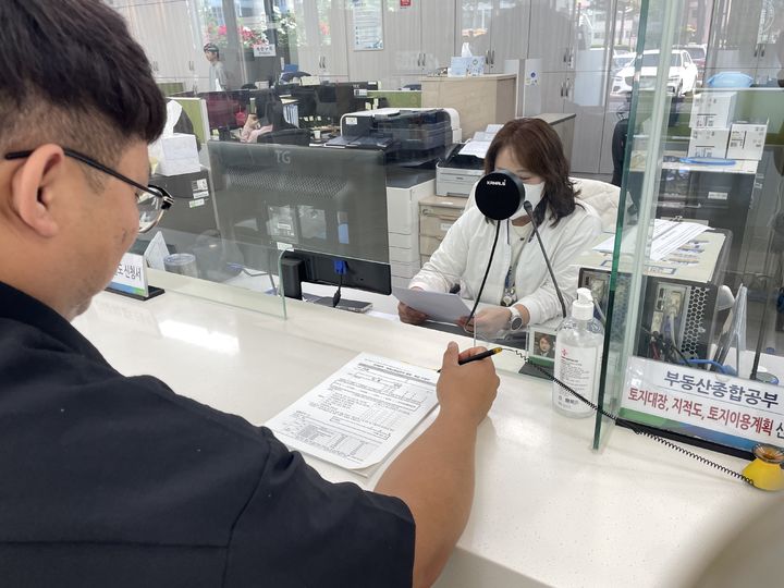 민원창구 비대면 양방향 마이크 보급 모습. *재판매 및 DB 금지