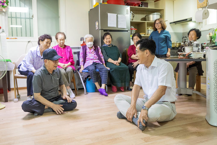 [서울=뉴시스] 지역 내 경로당을 방문해 어르신들과 소통하는 이기재 양천구청장. 2025.06.30 (사진 제공=양천구) photo@newsis.com *재판매 및 DB 금지