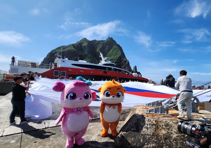  [안동=뉴시스] 경북문화재단 콘텐츠진흥원, 서경덕 교수, 시민들이 독도에서 '강치 아일랜드' 홍보활동을 펼치고 있다. (사진= 경북문화재단 콘텐츠진흥원 제공) 2025.06.30. photo@newsis.com *재판매 및 DB 금지