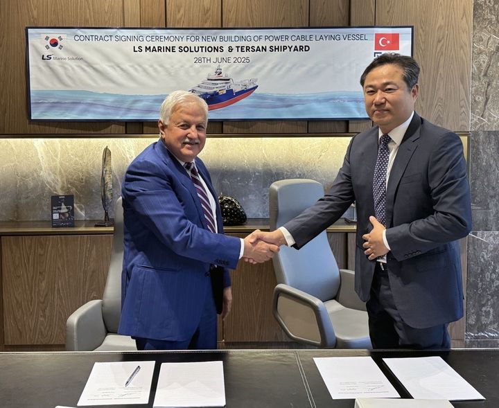 [서울=뉴시스]지난 28일 튀르키예 이스탄불에서 열린 선박 건조 서명식에서 김병옥 LS마린솔루션 대표와 누레틴 팍수(Nurettin Paksu) 테르산 조선소(Tersan Shipyard) 대표(오른쪽부터)가 기념 촬영을 하고 있다. (사진 = LS마린솔루션) 2025.06.30. photo@newsis.com&nbsp; *재판매 및 DB 금지