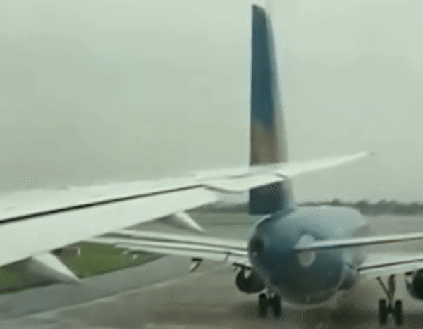 [뉴시스] 베트남 하노이 노이바이 공항 활주로에서 베트남항공 여객기 두 대가 충돌했다. (사진=뉴욕포스트) 2025.6.28 *재판매 및 DB 금지 *재판매 및 DB 금지