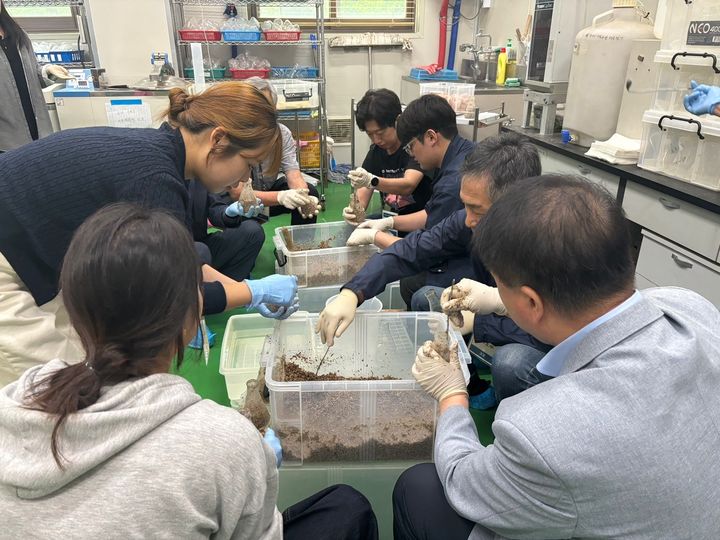 [세종=뉴시스] 농촌진흥청은 민간 버섯 육종가를 양성하기 위한 단기 교육 프로그램 '버섯사관학교'의 '버섯육종교실' 참여 신청을 다음 달 13일까지 받는다고 30일 밝혔다. (사진=농진청 제공) 2025.06.30. photo@newsis.com *재판매 및 DB 금지