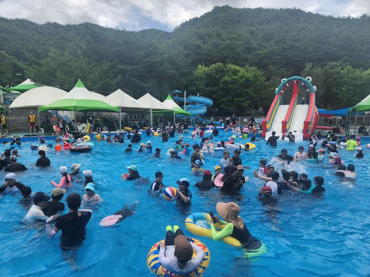 [괴산=뉴시스] 2024년 괴산군 연풍 수옥정 관광지 물놀이장 모습. (사진=괴산군 제공) photo@newsis.com *재판매 및 DB 금지