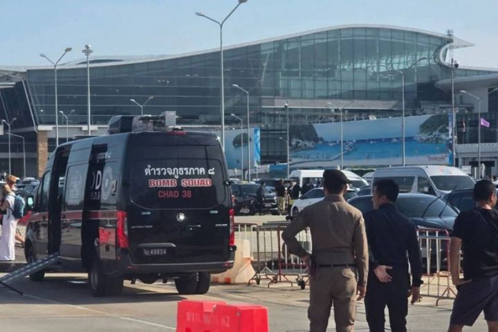 [뉴시스] 경찰이 태국 푸껫국제공항 여객터미널 근처에서 폭발물로 채워진 오토바이를 발견해 제거했다. (사진=방콕포스트) *재판매 및 DB 금지