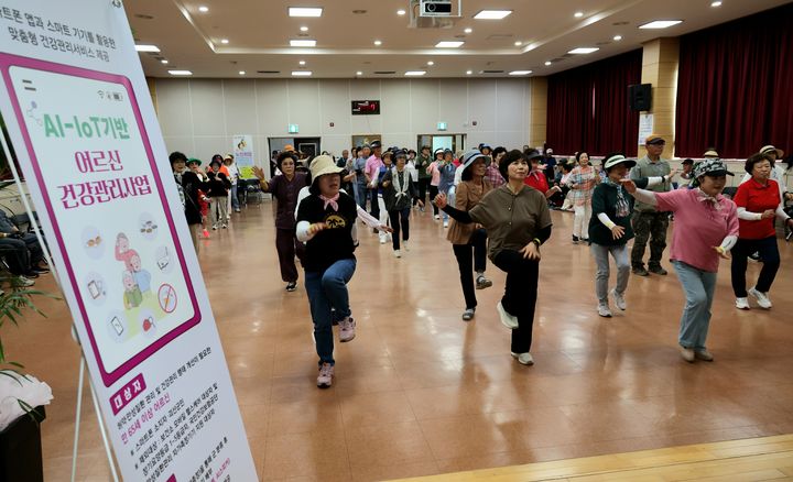 [괴산=뉴시스] 30일 충북 괴산군보건소에서 어르신 건강 걷기대회 참가자들이 준비 운동을 하고 있다. (사진=괴산군 제공) 2025.6.30. photo@newsis.com *재판매 및 DB 금지