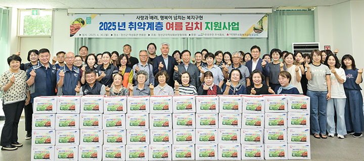 정선군은 지역사회보장협의체를 중심으로 지역 단체와 자원봉사자들이 30일 ‘여름철 김치 나눔 행사’를 열고 있다.(사진=정선군 제공) *재판매 및 DB 금지