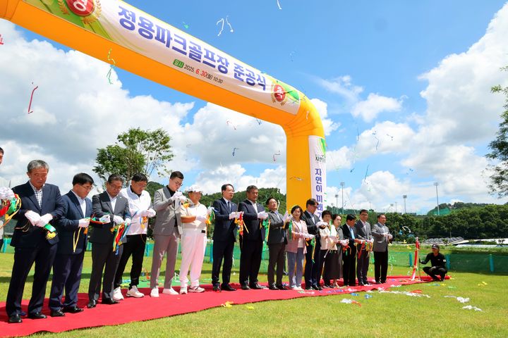 [괴산=뉴시스] 30일 충북 괴산군 괴산읍 정용리 일원에서 '정용 파크골프장' 준공식에 참여한 관계자들이 테이프커팅을 하고 있다. (사진=괴산군 제공) 2025.6.30. photo@newsis.com *재판매 및 DB 금지