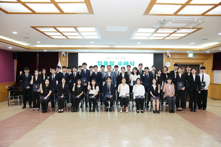 [창원=뉴시스] 강경국 기자 = 30일 경남 창원시청 제3회의실에서 신규 공무원 및 청원경찰 임용장 수여식이 개최되고 있다. (사진=창원시청 제공). 2025.06.30. photo@newsis.com *재판매 및 DB 금지