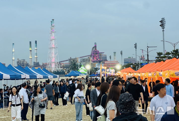 [포항=뉴시스] 송종욱 기자 = 경북 포항시가 야간 관광 콘텐츠로 육성 중인 '포항송도포장마차(포송마차)' 축제가 지난 13~21일 2주간 금·토요일 송도해수욕장 일원에서 열린 가운데 관광객 10만명이 다녀갔다. 사진은 '포송마차' 축제 현장 모습. (사진=포항시 제공) 2025.06.30. photo@newsis.com