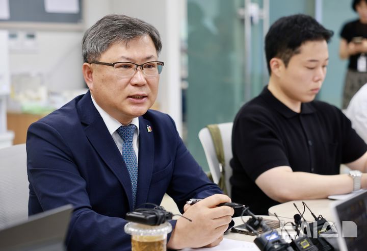 [전주=뉴시스]윤난슬 기자 = 유정기 전북교육감 권한대행은 30일 도교육청에서 열린 기자간담회에서 "(교육감 직위 상실이라는) 예기치 못한 상황이 발생해 당혹스럽고, 도민과 교육 가족들께 송구하다"면서도 "남은 1년 동안 책임감을 갖고 교육청의 정책 기조를 흔들림 없이 이어가겠다"고 밝혔다. (사진=전북교육청 제공) 2025.06.30. photo@newsis.com 