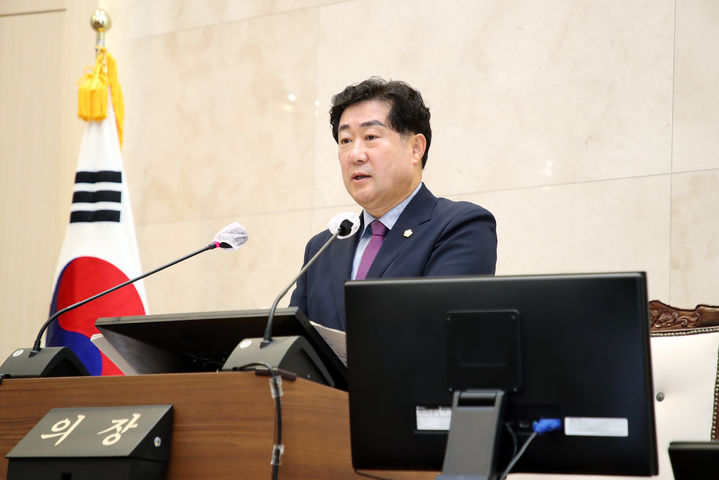 [밀양=뉴시스] 허홍 의장이 본회의장에서 제264회 밀양시의회 제1차 정례회 제2차 본회의를 주재하고 있다. (사진=밀양시의회 제공) 2025.06.30. photo@newsis.com *재판매 및 DB 금지