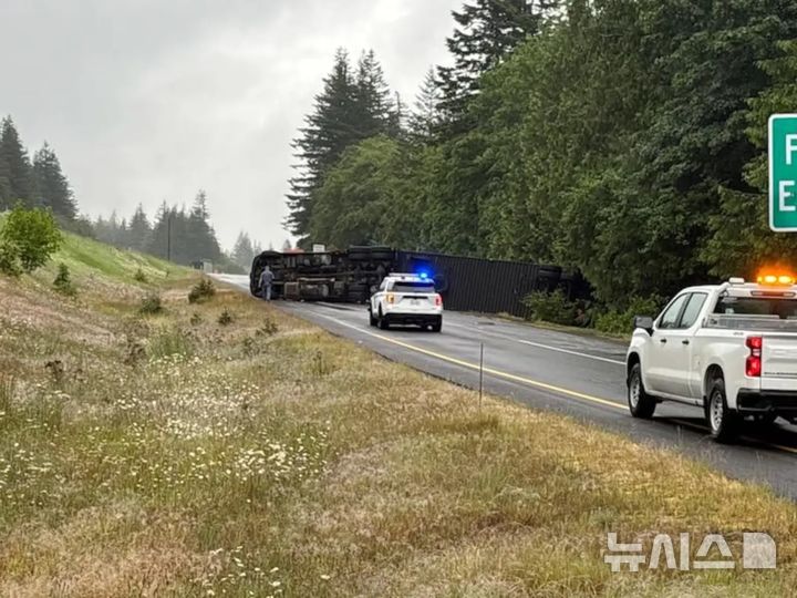 [뉴시스]트레일러가 위스키 1만 병을 실은 채 전복됐다. (사진=뉴욕포스트) 2025.6.28 
