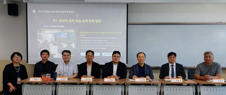 (좌측부터)이정은 신한대 교수, 박은수 삼육대 교수, 윤성호 전북대 교수, 송건섭 대구대 교수, 휴몬랩 조현상 대표, 이상엽 건국대 교수(전 대외부총장), 미디어젠 송민규 대표, 김상근 고려대 교수(사진=미디어젠 제공) *재판매 및 DB 금지