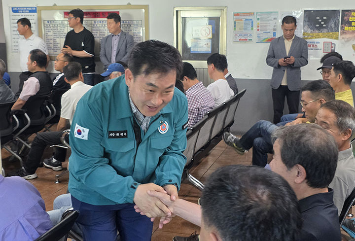 [삼척=뉴사스]30일 삼척시 도계읍 대한석탄공사 도계광업소 도계항 사무실에서 권정복 삼척시의장이 탄광을 떠나는 직원들과 악수를 하고 있다.(사진=뉴시스) *재판매 및 DB 금지