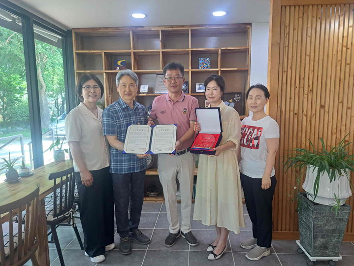 [밀양=뉴시스] 손성근 성우애육원장(왼쪽 두 번째)과 강태경(왼쪽 세 번째) 블루모터스 대표가 사회공헌활동 및 우호 증진을 위한 업무협약을 체결하고, 참석자들이 기념촬영을 하고 있다. (사진=밀양시 제공) 2025.06.30. photo@newsis.com *재판매 및 DB 금지