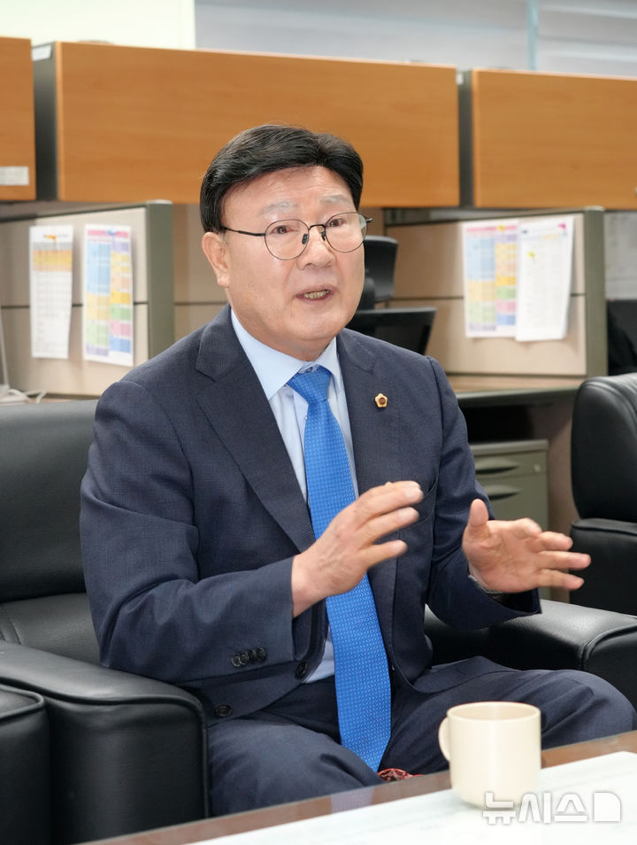 [전주=뉴시스] 문승우 전북특별자치도의장이 30일 제12대 도의회 후반기 1년을 마치며 출입기자들과 소회를 밝히고 있다. 2025.06.30 (사진= 전북자치도의회 제공) *재판매 및 DB 금지