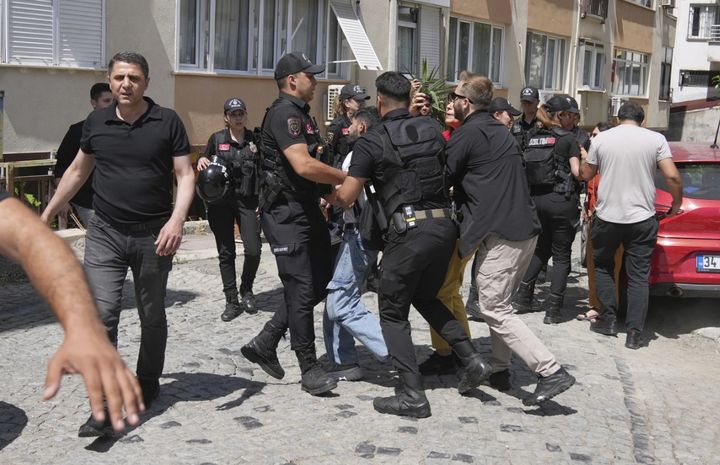 [서울=뉴시스] 튀르키예 경찰이 이스탄불 프라이드 행진서 성소수자 54명을 체포하며 현지서 논란이 일고 있다. (사진 = AP 캡처) 2025.06.30. *재판매 및 DB 금지