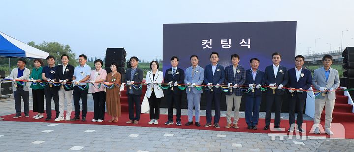 [평택=뉴시스] 평택 노을생태문화공원 준공식 모습 (사진=평택시 제공) 2025.06.30.photo@newsis.com 