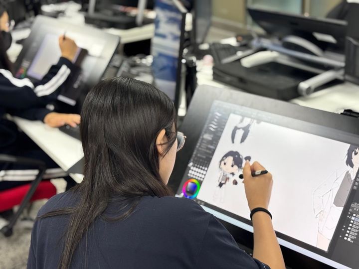 [순천=뉴시스] 순천 교육발전특구 특성화고-대학이음 교육과정 수강생이 웹툰 애니메이션 실습교육을 받고 있다. (사진=순천시 제공) 2025.06.30. photo@newsis.com *재판매 및 DB 금지