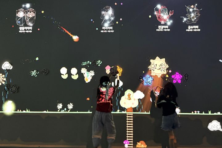 [대구=뉴시스] 대구시 달서구는 달서디지털체험센터 내 실감미디어실에서 새로운 몰입형 체험·학습 콘텐츠 '별이 빛나는 달서의 숲'과 AI 협동로봇 초상화 체험 서비스를 운영하고 있다. (사진=대구시 달서구 제공) 2025.06.30. photo@newsis.com *재판매 및 DB 금지