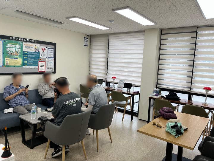 [서울=뉴시스]30일 오후 1시께 서울 중랑구 이동노동자쉼터에서 플랫폼 노동자들이 휴식을 취하고 있다. 이날 서울의 체감온도는 33도를 웃돌았다. (사진=김유진 인턴기자) photo@newsis.com *재판매 및 DB 금지