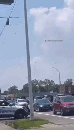 [뉴시스]미국 디트로이트 상공에 나타난 헬기가 갑자기 수천 달러의 현금을 거리에 뿌리는 놀라운 광경이 펼쳐졌다. (사진=인스타그램 @rapseatv) *재판매 및 DB 금지