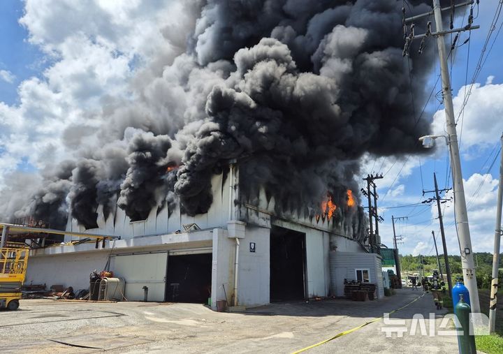 [영천=뉴시스] 영천시 신녕면 폐기물 공장에서 화재가 발생해 연기가 솟구치고 있다. (사진=경북소방본부 제공) 2025.06.30. photo@newsis.com